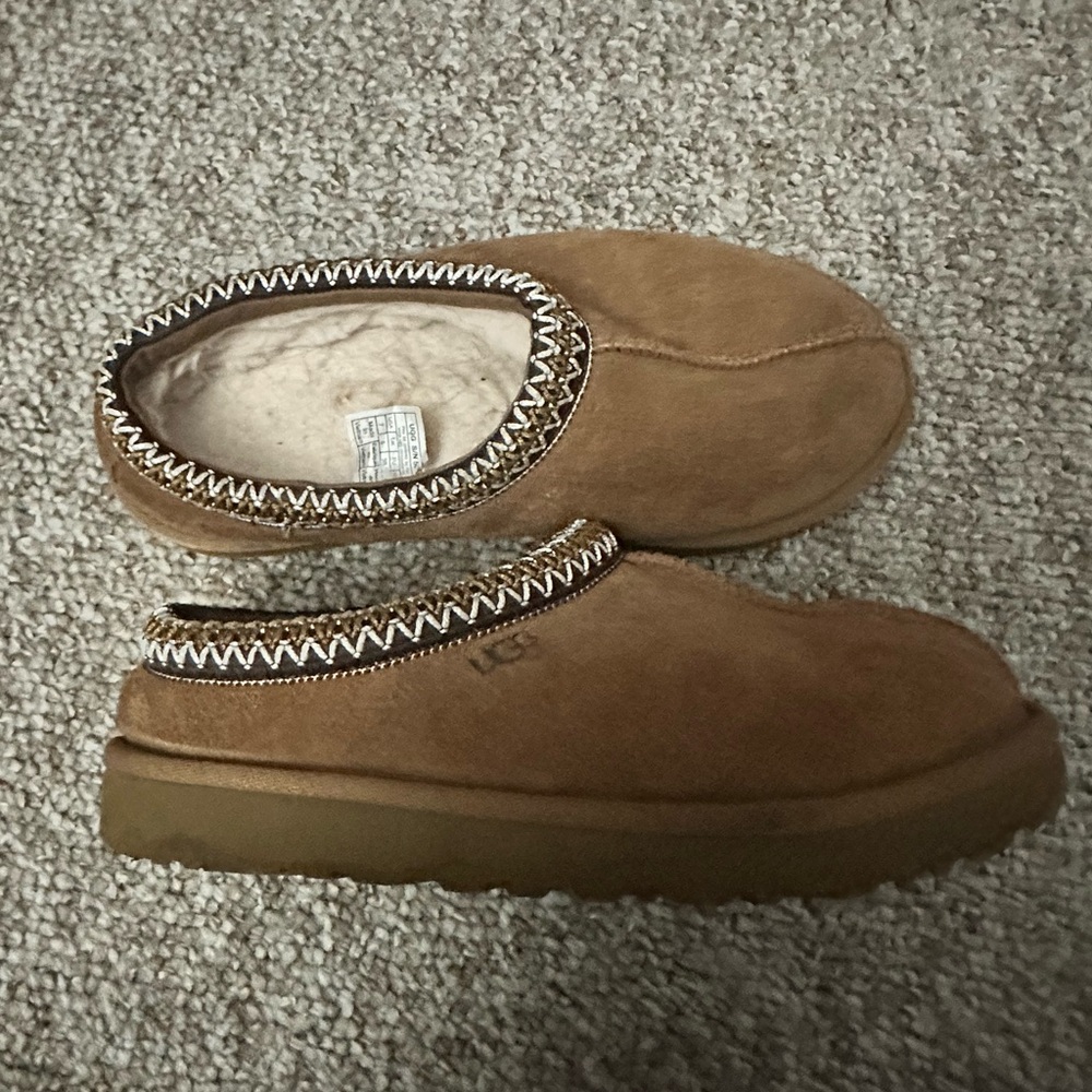 ugg tasmans size 7 (women’s)
